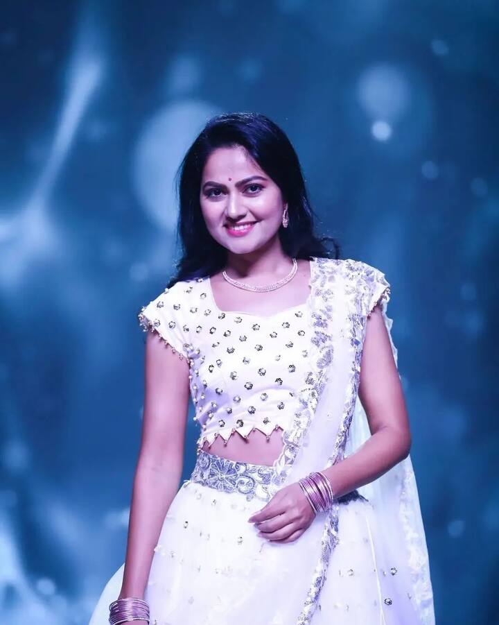 తమిళంలోను ఓ సీరియల్ లో దాదాపు మూడేళ్ళ పాటు నటించింది. అయితే తెలుగులో ఇద్దరమ్మాయి సీరియల్ లో నటిస్తున్నప్పుడు సీరియల్ నటుడు ధర్మతో పెద్దల సమక్షంలో ప్రేమ పెళ్లి చేసుకుంది.