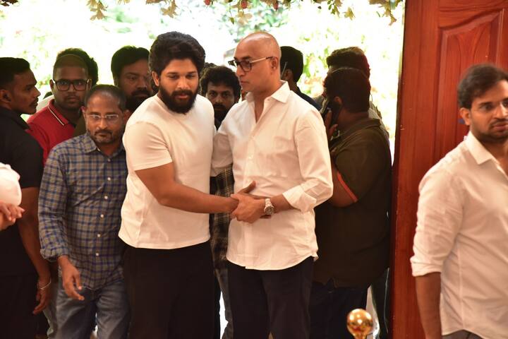 కృష్ణ భౌతికకాయానికి అల్లు అర్జున్ నివాళి అర్పించారు.