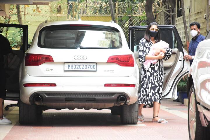 The new mommy in town Bipasha looked stunning in a black and white printed dress. The baby was wrapped up in pink.