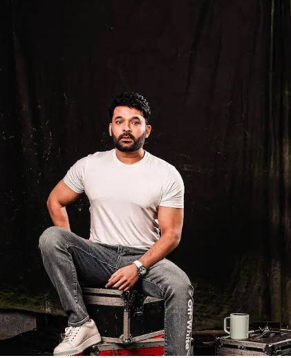 'ਦਿ ਕਪਿਲ ਸ਼ਰਮਾ ਸ਼ੋਅ' ਦਾ ਨਵਾਂ ਸੀਜ਼ਨ ਆਉਂਦੇ ਹੀ ਕਪਿਲ ਸ਼ਰਮਾ ਦਾ ਨਵਾਂ ਲੁੱਕ ਵੀ ਦੇਖਣ ਨੂੰ ਮਿਲਿਆ। ਹੁਣ ਉਹ ਅਕਸਰ ਆਪਣੇ ਫਿੱਟ ਲੁੱਕ ਨੂੰ ਫਲਾਂਟ ਕਰਦੇ ਨਜ਼ਰ ਆਉਂਦੇ ਹਨ।