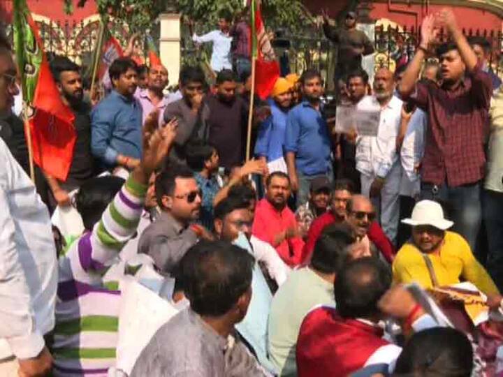 কয়েকজন ব্যারিকেড টপকাতে গেলে বাধা দেয় পুলিশ।   ব্যারিকেডের সামনে রাস্তায় বসে পড়ে বিক্ষোভ দেখান বিজেপির যুব মোর্চার সদস্যরা।