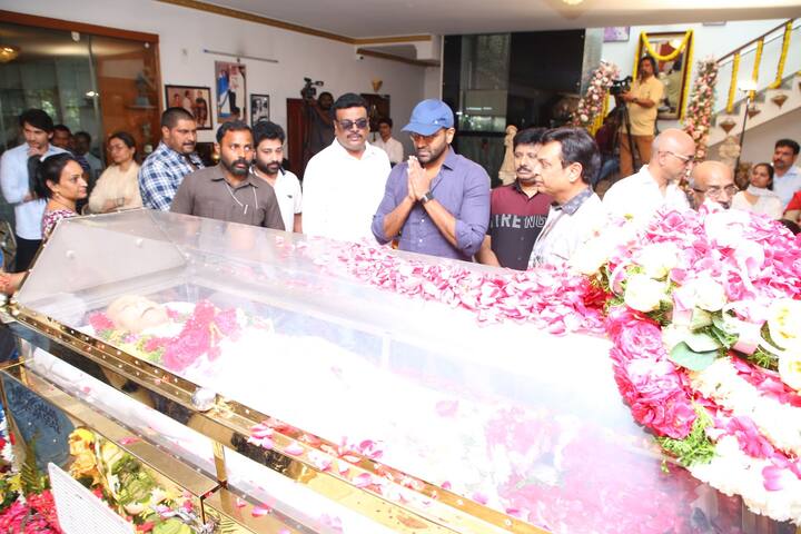 సూపర్ స్టార్ కృష్ణ భౌతికకాయానికి  మా అధ్యక్షుడు మంచు విష్ణు అంజలి ఘటించారు.