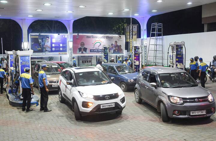 নাগপুরে পেট্রলের লিটার প্রতি দাম ৯৭.০৪ টাকা এবং ডিজেলের লিটার প্রতি দাম ৮৯.৮৯ টাকা। নয়ডায় পেট্রলের লিটার প্রতি দাম ৯৬.৭৯ টাকা এবং ডিজেলের লিটার প্রতি দাম ৮৯.৯৬ টাকা।