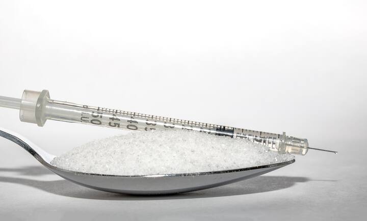 রক্তে গ্লুকোজের মাত্রা (blood sugar levels ) থাকা দরকার ৭০ থেকে ১০০ mg/dL। এবার হাইপোগ্লাইসেমিয়া পরিস্থিতিতে ব্লাড সুগারের মাত্রা ৮০ এর থেকে কমে যায়।