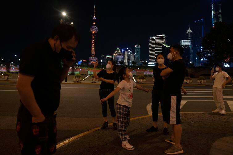 China Lockdown anger erupted over Corona lockdown people took to the streets from Lhasa to Xinjiang China Lockdown: कोरोना लॉकडाउन को लेकर फूटा लोगों का गुस्सा, ल्हासा से शिनजियांग तक सड़कों पर उतरे लोग