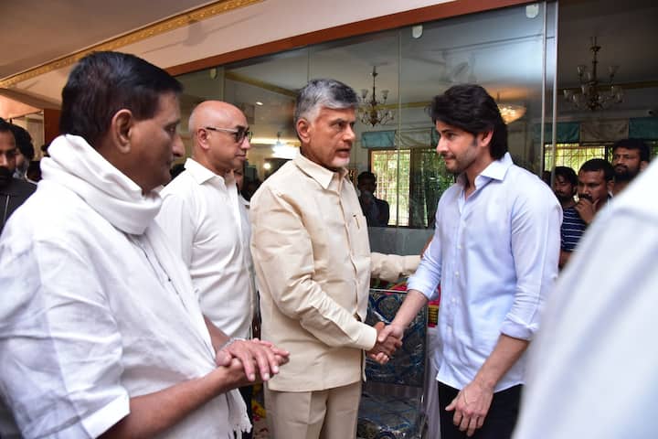 కృష్ణ కుటంబ సభ్యులను చంద్రబాబు పరామర్శించారు.