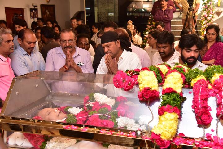 కృష్ణ పార్దివదేహానికి నివాళి అర్పించిన రాజేంద్ర ప్రసాద్.