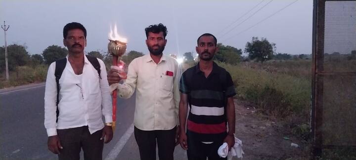 पैठणच्या नांदर गावातील तरुण पायी प्रवास करत मातोश्रीकडे निघाले.