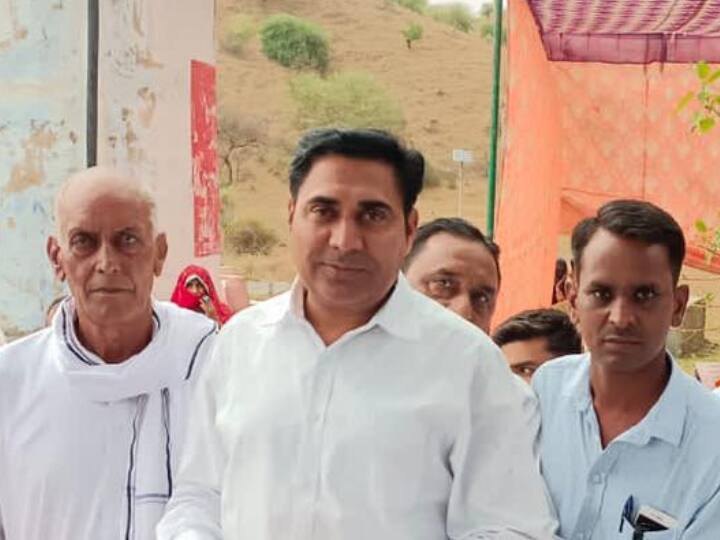 Alwar News MLA Baljeet Yadav showered flowers from helicopter Farmer Accused of Killing Buffalo ANN Alwar News: विधायक ने हेलीकॉप्टर से बरसाए फूल और हो गई भैंस की मौत! किसान ने मांगा डेढ़ लाख का मुआवजा