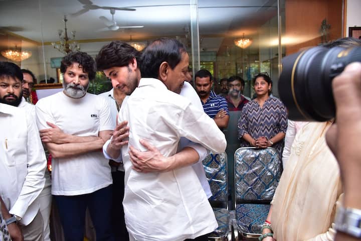 కృష్ణ కుటంబ సభ్యులను సీఎం కేసీఆర్ పరామర్శించారు.