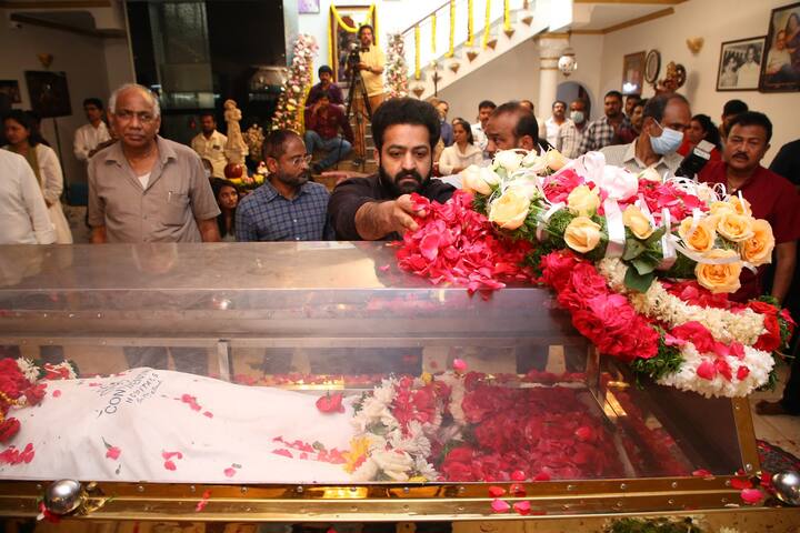 సూపర్ స్టార్ కృష్ణ భౌతికకాయానికి  జూ. ఎన్టీఆర్ పూల మాల వేశారు.