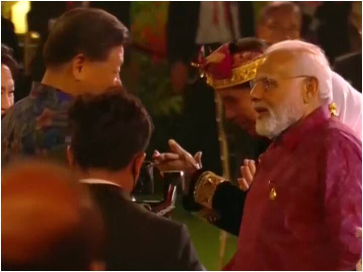 PM Modi Meets Xi Jinping: पीएम मोदी आए...हाथ मिलाया और कुछ बोले, शी जिनपिंग बस सुनते और देखते रहे | देखें वीडियो
