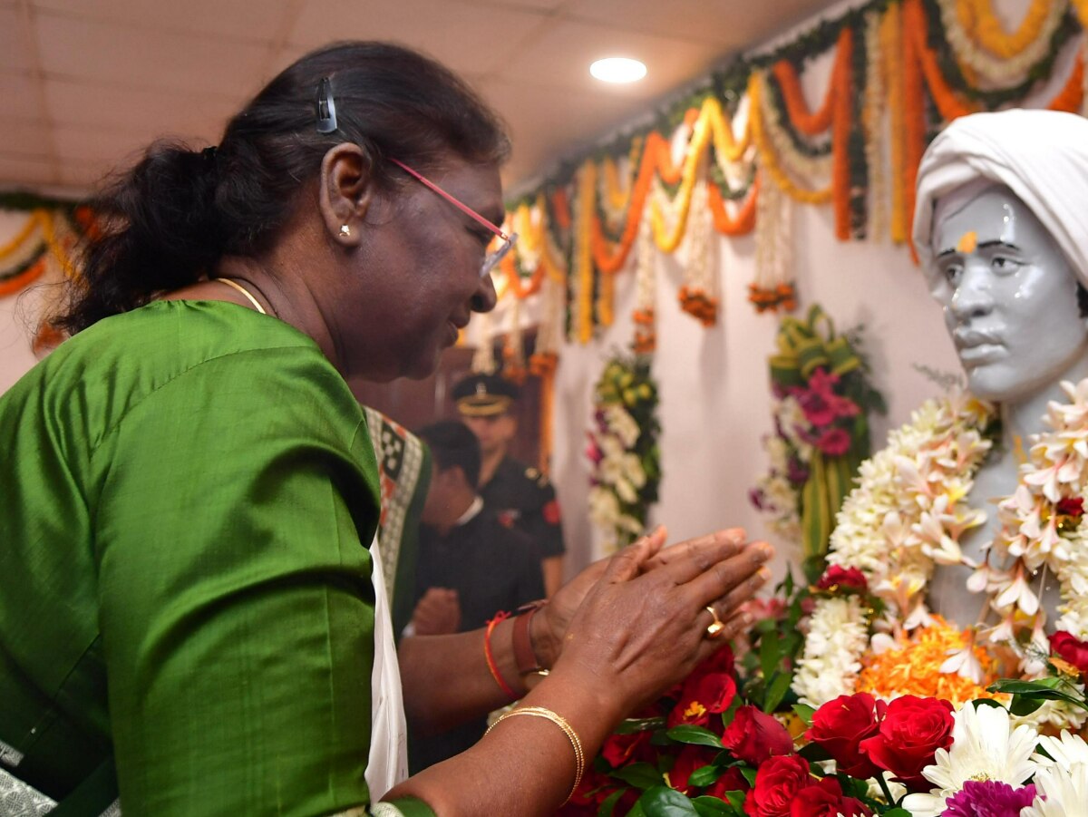 President Murmu Arrives In Jharkhand; Pays Floral Tribute To Birsa ...