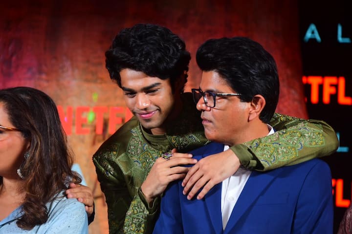 इसी बीच ट्रेलर लॉन्च इवेंट की तस्वीरें सामने आईं जिनमें बाबिल खान, तृप्ति डिमरी समेत फिल्म से जुड़े और भी लोग नजर आ रहे हैं.
