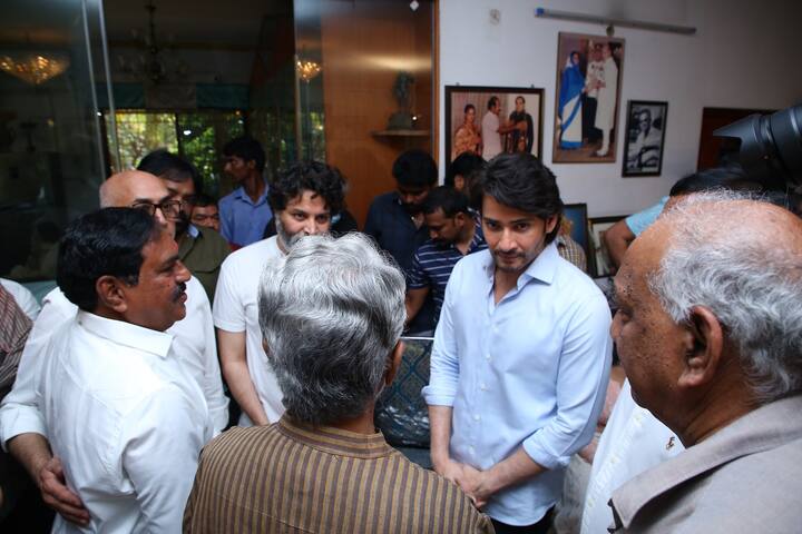 దర్శకుడు త్రివిక్రమ్ మహేష్ బాబును కలిసి పరామర్శించారు.