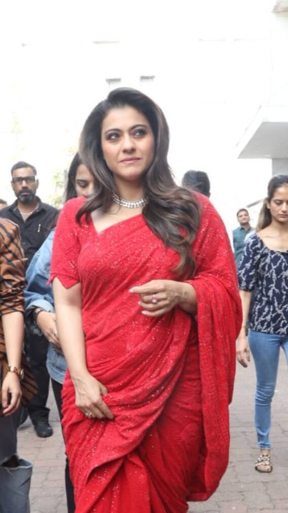 লাল শাড়িতে নজরকাড়া কাজল