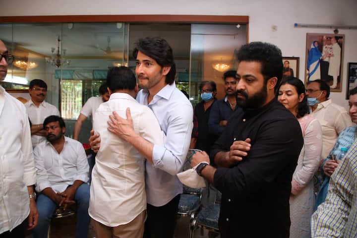 అనంతరం మహేష్ బాబును పరామర్శించారు.