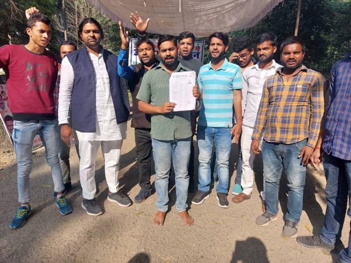 Prayagraj News Student leader of Allahabad University did not get admission ANN Prayagraj News: फीस बढ़ोतरी के विरोध में आंदोलन की अगुवाई करने वाले छात्र नेता को नहीं मिला एडमिशन, नंगे पांव चलने का लिया संकल्प