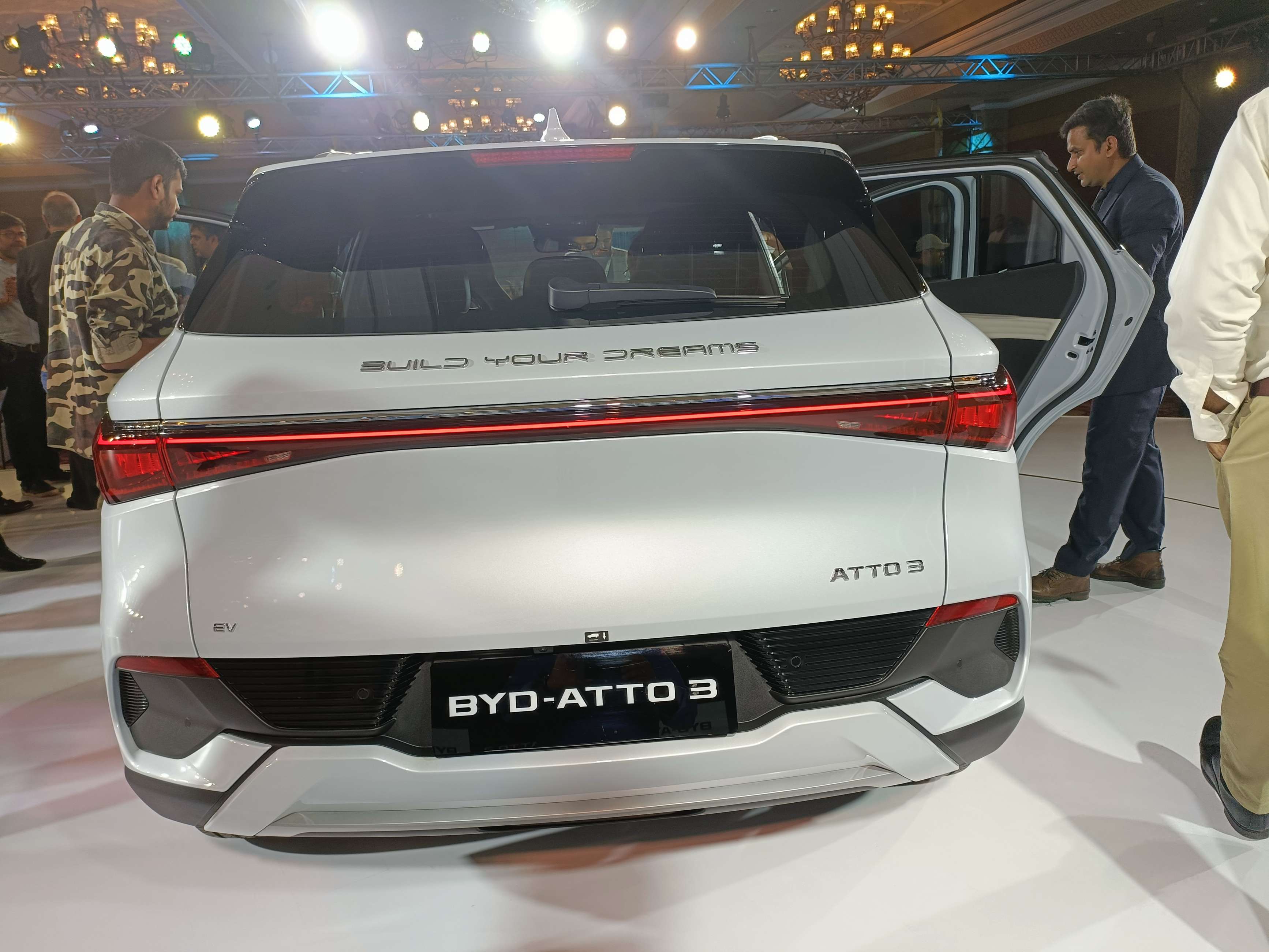 BYD Atto 3 Review: देखिए बीवाईडी एटो 3 ईवी का फर्स्ट लुक रिव्यू, मिलेगी तगड़ी रेंज, जानें कीमत और खूबियां