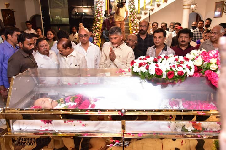 కృష్ణ భౌతికకాయానికి ఏపీ మాజీ సీఎం చంద్రబాబు నాయుడు నివాళులర్పించారు.