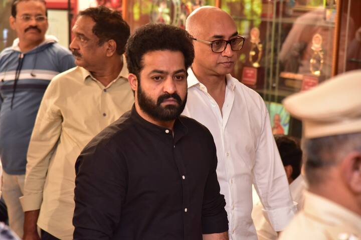 కృష్ణ పార్దివదేహానికి నివాళి అర్పించిన జూ. ఎన్టీఆర్.