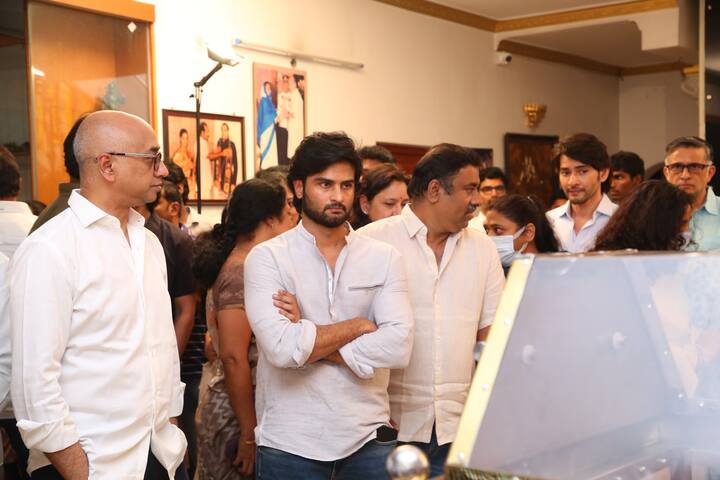 పలువురు సినీ ప్రముఖులు సూపర్ స్టార్ కృష్ణ భౌతికకాయానికి  అంజలి ఘటించారు.
