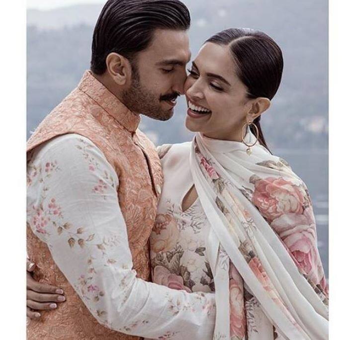 वैनिटी वैन - रणवीर सिंह के पास एक डिज़ाइनर वैनिटी वैन है, जो बैटमैन की दुनिया से काफी प्रेरित है. दूसरी ओर, दीपिका पादुकोण की आलीशान वैनिटी वैन साउंड-प्रूफ प्राइवेट ज़ोन और लाउंज एरिया से सजी है.
