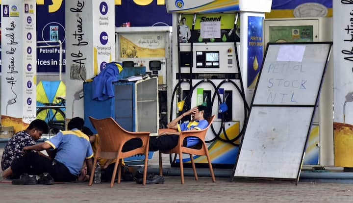 কলকাতায় পেট্রলের লিটার প্রতি দাম ১০৬.০৩ টাকা এবং ডিজেলের লিটার প্রতি দাম ৯২.৭৬ টাকা।দিল্লিতে পেট্রলের লিটার প্রতি দাম ৯৬.৭২ টাকা এবং ডিজেলের লিটার প্রতি দাম ৮৯.৬২ টাকা।