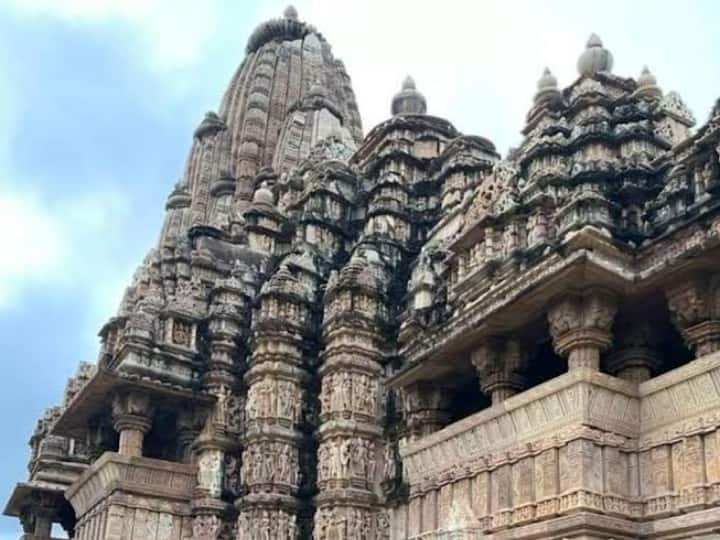 Karandiya Mahadev Mandir: खजुराहो के पुरातात्विक विरासत और स्थापत्य कला को देखने के लिए पूरे देश से लोग जाते हैं. खजुराहों में कंदरिया महादेव मंदिर स्थापत्य कला का बेजोड़ नमूना है. आप भी देखें तस्वीरें