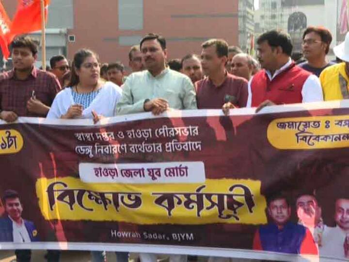 পুরসভার সামনে পুলিশের ব্যারিকেড ভাঙার চেষ্টা করেন যুব মোর্চার কর্মীরা।