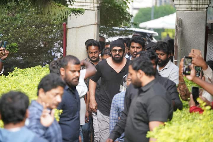 హీరో ప్రభాస్ సూపర్ స్టార్ కృష్ణ భౌతికకాయానికి నివాళి అర్పించారు.