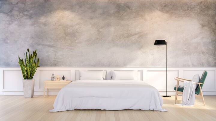 দেওয়াল ঘড়ি ভুল করেও দক্ষিণের দেওয়ালে লাগাবেন না। উত্তরের দেওয়ালে লাগাতে পারেন। শোওয়ার ঘরে ড্রেসিং টেবিল রাখবেন না।