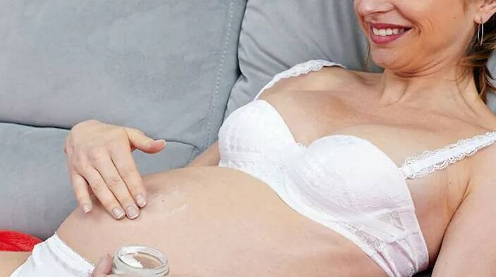 ગર્ભાવસ્થા એ ખૂબ જ ખૂબસૂરત ફ્રેઝ છે પરંતુ આ સમય દરમિયાન મહિલાના શરીરમાં ઘણા ફેરફારો થાય છે. ગર્ભમાં બાળક હોવાને કારણે તેમનું પેટ ફૂલી જાય છે અને જ્યારે તે બાળકને જન્મ આપે છે ત્યારે શરીર પાછું સંકોચાઈ જાય છે. આ દરમિયાન સ્ટ્રેચ માર્કસ પણ પડી જાય છે. જેને દૂર કરવાના ઉપાય સમજી લઇએ.