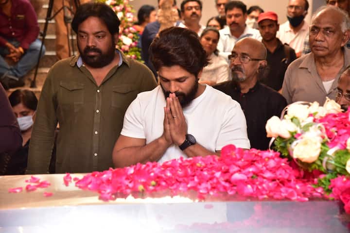 కృష్ణ భౌతికకాయానికి అల్లు అర్జున్ నివాళి అర్పించారు.