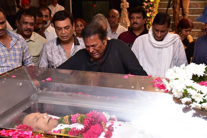 కృష్ణ భౌతికకాయాన్ని చూసి మంచు మోహన్ బాబు కన్నీరు మున్నీరుగా విలపించారు.
