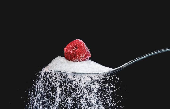 বিশেষ এক ধরনের স্যালাইনও দিতে হয়। মাইল্ড hypoglycemia রক্ষেত্রে মিষ্টি জাতীয় খাবার খেলে সমস্যা কমে যায়।
