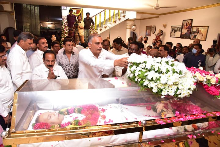 కృష్ణ భౌతికకాయానికి మంత్రి హరీష్ రావు నివాళులర్పించారు.