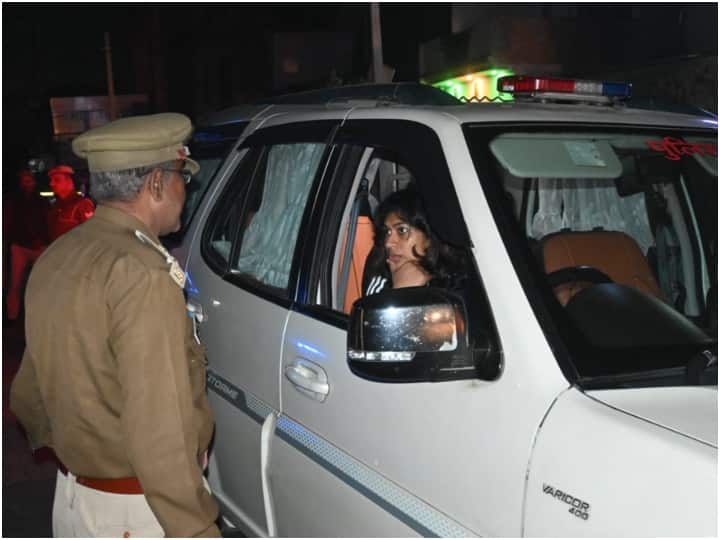 auraiya sp charun nigam did midnight inspection to test local cops activity ann Auraiya News: औरैया की एसपी चारु निगम फिर चर्चा में, टीम की मुस्तैदी जांचने रात को सिविल ड्रेस में निकलीं