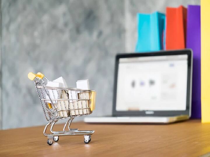Online Shopping Tips: बदलते वक्त के साथ ही अब भारत में डिजिटलाइजेशन का दायरा बहुत तेजी से बढ़ रहा है. ऐसे में अब लोग घर बैठे ऑनलाइन शॉपिंग करना पसंद करते हैं.