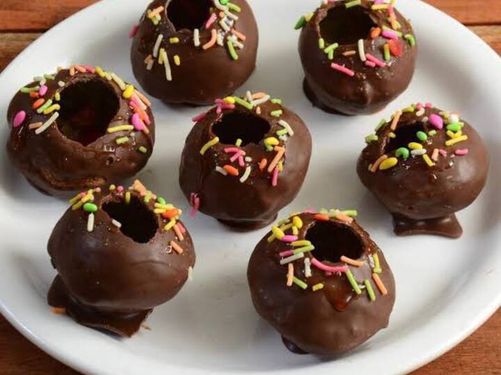 Chocolate Day 2023 :  योग्य प्रमाणात चॉकलेट खाल्ल्यानं वजन देखील कमी होतं असं अनेक संशोधनातून समोर आलं आहे.