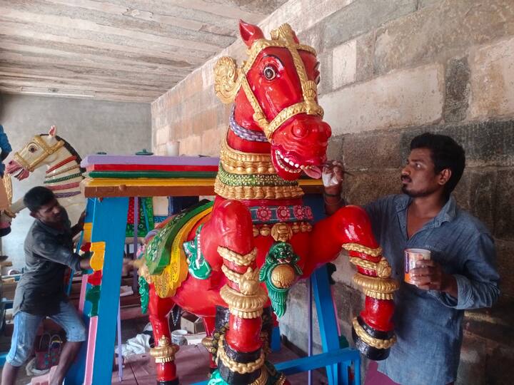 குதிரை வாகனத்திற்கு வண்ணம் தீட்டும் பணி