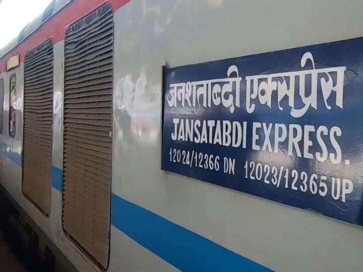 maharashtra News Aurangabad News 12 trains passing through Aurangabad cancelled  The planning of passengers in Marathwada is disrupted Mega Block: औरंगाबादेतून जाणाऱ्या 12 रेल्वे रद्द, मराठवाड्यातील प्रवाशांचे नियोजन विस्कळीत