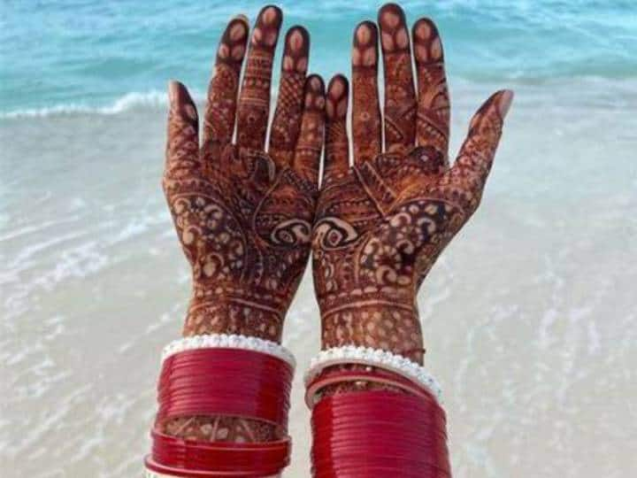 Bridal Mehendi Trends 2022: आजकल की मॉर्डन दुल्हन खुद को आलिया भट्ट और कैटरीना कैफ से कम नहीं समझती हैं.यह गलत भी नहीं है शादी को लेकर हर लड़की हो या लड़का सालों से सपनें संजो कर रखता है.