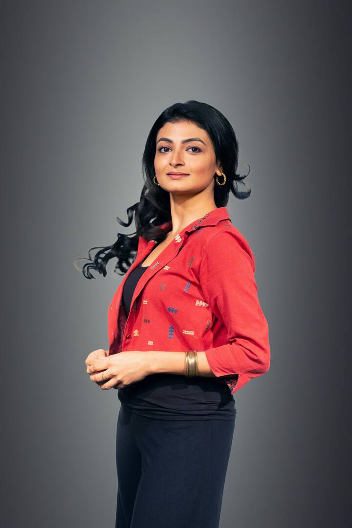 অন্যদিকে এর আগে একাধিক সিনেমা ও ছবিতে অভিনয় করেছেন সৌম্য। টলিউডের নতুন প্রজন্মের নায়কদের মধ্যে খুব পরিচিত মুখ তিনি। নতুন ওয়েব সিরিজে তাঁর অভিনয় দেখার অপেক্ষায় দর্শকেরা।