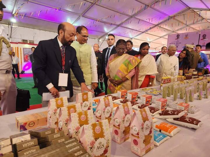 राष्ट्रपति द्रोपदी मुर्मू ने यह भी कहा कि हमें ऐसा वातावरण तैयार करना है जिसमें सभी वर्ग की बहनें और बेटियां निर्भीक और स्वतंत्र महसूस करें और अपनी प्रतिभा का भरपूर उपयोग करें. महिला स्व-सहायता समूह हमारी बहनों और बेटियों को एक साथ लाने और विकास की विभिन्न दिशाओं में आगे बढ़ाने का महत्वपूर्ण माध्यम है. मुख्यमंत्री शिवराज सिंह चौहान ने संबोधित करते हुए कहा कि स्व-सहायता समूहों की बहनें हमारे बीच महामहिम राष्ट्रपति द्रौपदी मुर्मू महिला सशक्तिकरण का प्रतीक हैं. वह बहुत सहज हैं धैर्य और गंभीरता की मूर्ति हैं, उनका व्यक्तित्व सागर से ज्यादा गहरा और हिमालय से ज्यादा ऊंचा है, उनका अभिनंदन करता हूं. उन्होंने कहा कि महामहिम राष्ट्रपति का जीवन हमें प्रेरणा देता है, हिम्मत और उत्साह से भरता है. वह महिला सशक्तिकरण की सच्ची प्रतीक और हमारी आदर्श हैं. एक साधारण गरीब परिवार में जन्म लेकर वह अपनी मेहनत से सर्वोच्च पद पर आसीन हुईं.