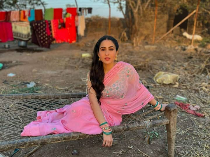 Sara Ali Khan Photos: एक्ट्रेस सारा अली खान सोशल मीडिया पर काफी एक्टिव हैं. जहां वक्त-वक्त पर वो अपनी तस्वीरें और वीडियोज फैंस के साथ शेयर करती रहती हैं. हाल ही में उनका देसी अवतार सामने आया है.