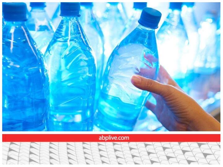 घर से बाहर होने पर या कहीं बाहर यात्रा करते वक्त जब हमें प्यास लगती है तो हम झटपट दुकान से पानी की बोतल खरीद लेते हैं. प्लास्टिक की ये खाली बोतलें भी हमारे बहुत काम आती हैं. लेकिन क्या आपने कभी इस और ध्यान दिया है कि इन बोतलों पर लकीरें बनीं होती हैं? क्या कभी आपने यह सोचा है कि ये लकीरें क्यों बनी होती हैं?