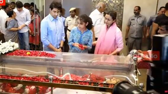 Superstar Krishna | Gautham, Sitara Emotional: తాతయ్యను ఆఖరిసారి చూసిన గౌతం, సితార | ABP Desam