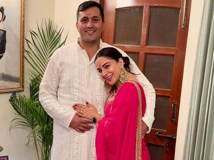 Shraddha Arya lip lock video with husband Rahul Nagal on their first wedding anniversary watch here फर्स्ट मैरिज एनिवर्सरी पर रोमांटिक हुईं श्रद्धा आर्या, कैमरे के सामने पति राहुल नागल के साथ किया लिप लॉक