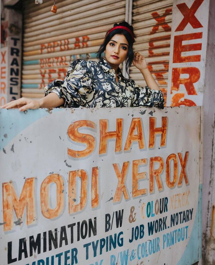 రెట్రో గెటప్ వేసిన ఈషా రెబ్బ ఎక్కడ ఉందో కనిపెట్టారా? అక్కడ షాపు పేరుపై ఒక లుక్కేయండి. Image Credit: Eesha Rebba/ Instagram